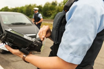 Wer betrunken im Auto von der Polizei erwischt wird, riskiert eine Kündigung wegen Führerscheinentzug